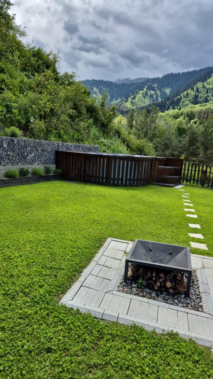 Бассейн и зелёный двор Country House летом