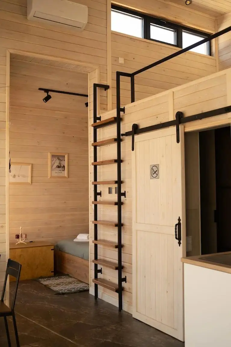 Тёплый интерьер шале Country House