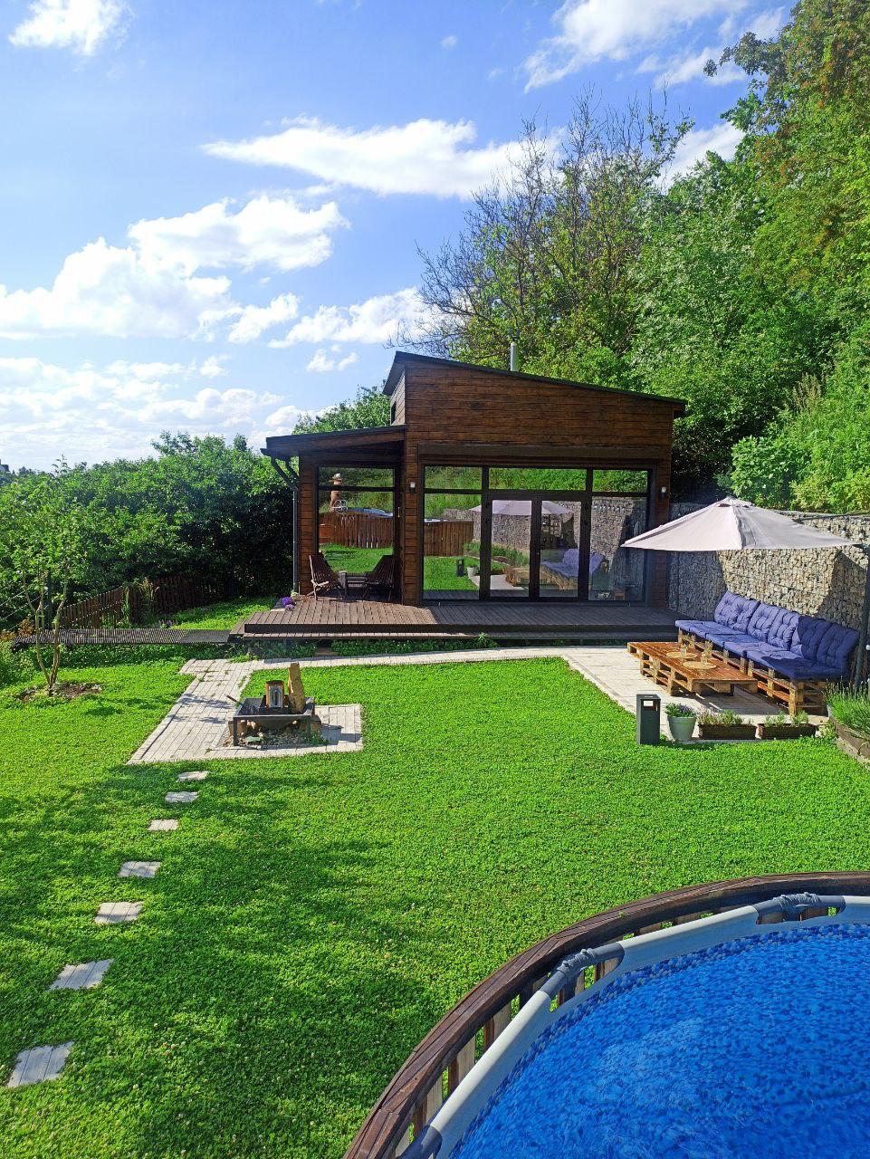 Country House — летний вид с бассейном и зоной отдыха в горах Алматы