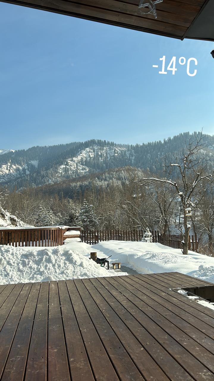 Вид на горы зимой — мангал и костровая зона